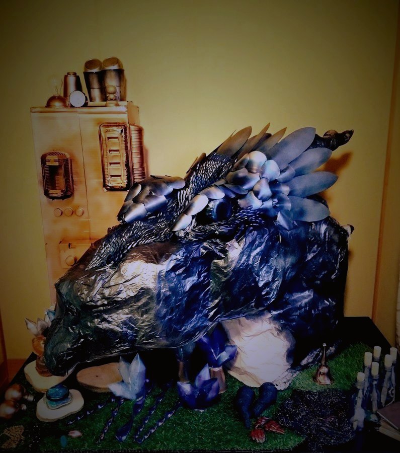 手づくりで造形した大きな幻獣